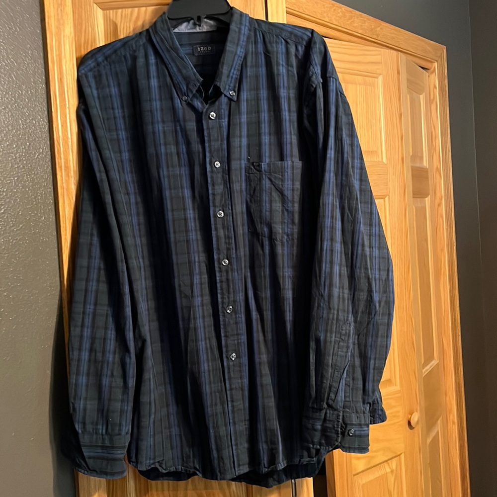 Men’s IZOD Button down shirt